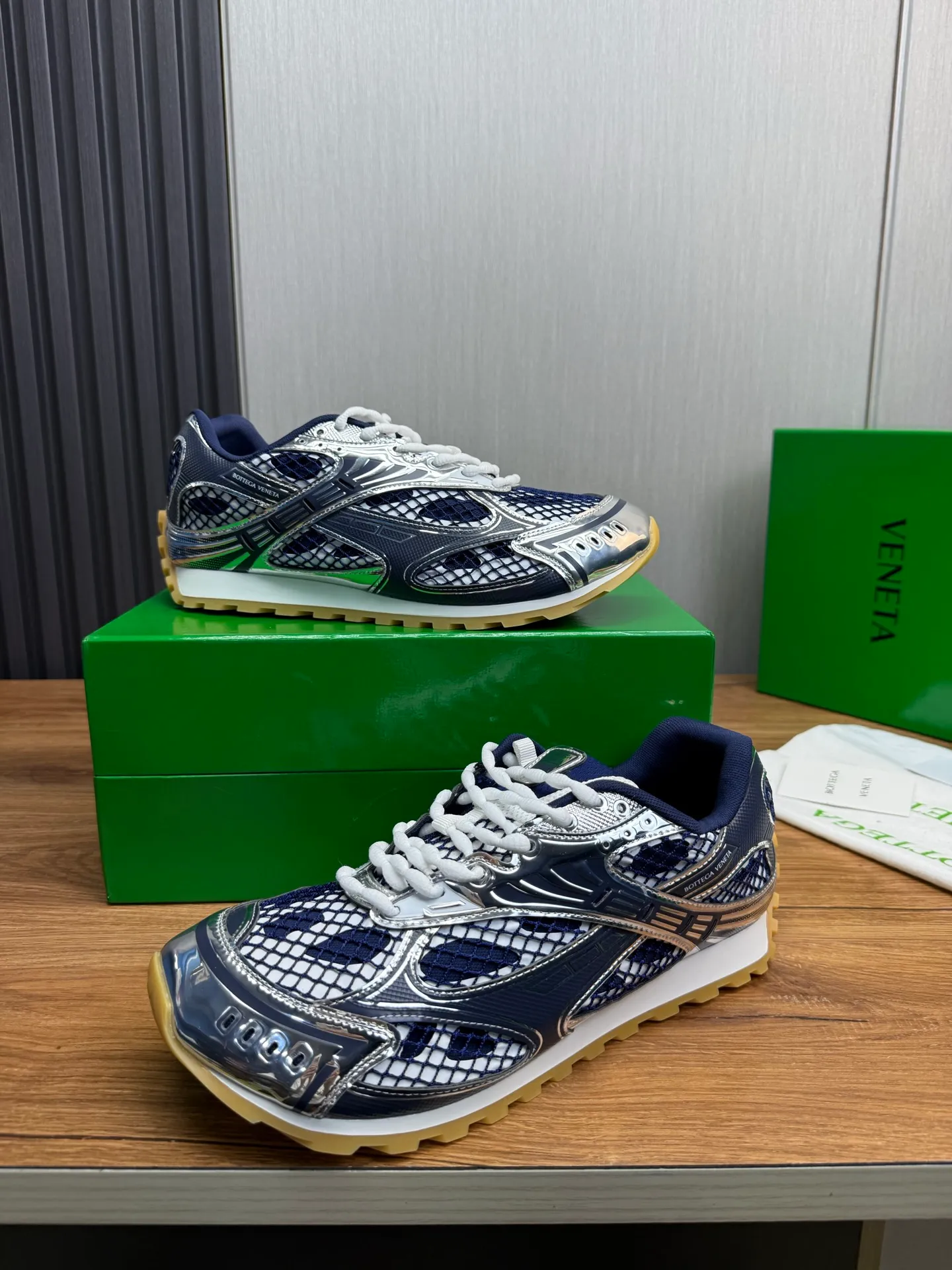 Men's men's shoes 💰620💰 BV top version 𝘽𝙊𝙏𝙏𝙀𝙂𝘼 𝙑𝙀𝙉𝙀𝙏𝘼 Orbit sneakers Wang Yibo same style couple style dad shoes 🩷💚 Runner sneakers, made of lightweight technical mesh fabric. Features a geometric patterned rubber outsole. Pay attention to the package craftsmanship ❕ High version shipping ❗️ Very nice, durable to play with and durable to make ✔️ Standard version 💯💯 The outsole is made of color-blocked TPU outsole. Women’s model 35-41 (40 41 customized) Men’s model 39-46 (45.46 customized) Equipped with original packaging